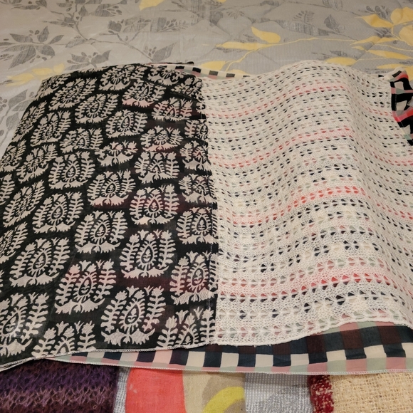 WINTER SCARVES - Picture 5 of 8